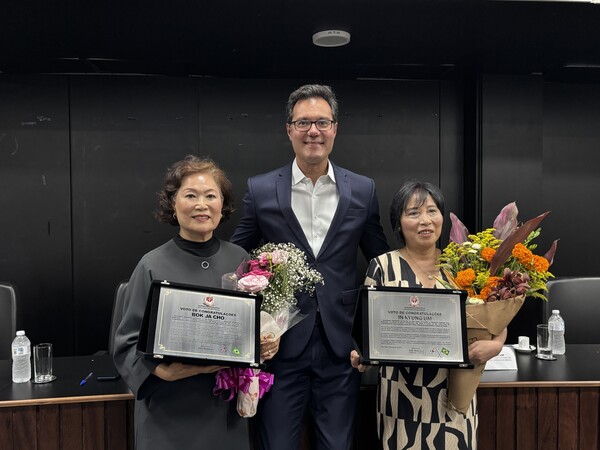 상파울루 주의회는 22일 브라질 한인 사회의 발전을 위해 헌신해 온 조복자 대한노인회 브라질지회장(왼쪽)과 교육 및 미술계에서 왕성하게 활동하는 엄인경(오른쪽)씨에게 공로 감사패를 전달했다.