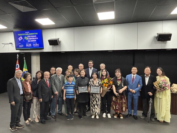 공로 감사패 수여식을 마치고 참가자들이 기념촬영을 하고 있다.