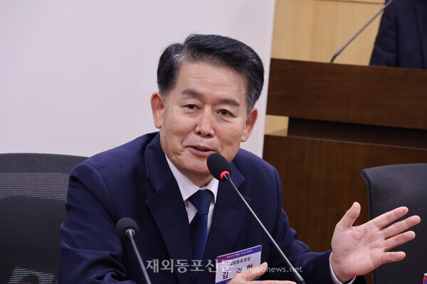 김경협 신임 재외동포청장이 공공외교 세미나에 참석해 인사말을 하고 있다.