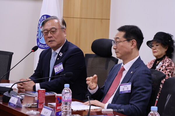 축사하는 이재강 의원(왼쪽)과 김건 의원.