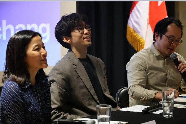 주캐나다한국문화원은 지난 9월 17일 인기 웹툰 ‘좀비딸’의 이윤창 작가를 초청 ‘작가와의 대화’를 개최했다. 사진은 관객을 향해 환하게 웃고 있는 이윤창 작가