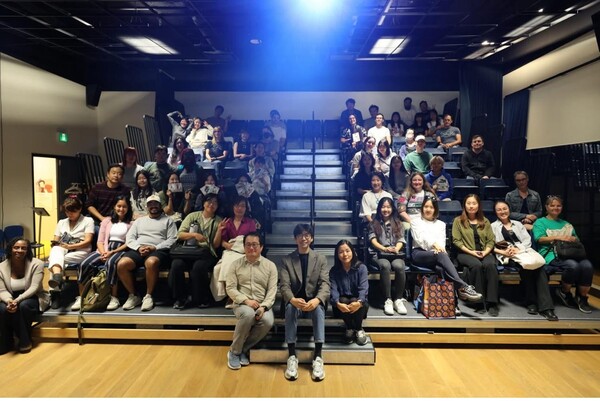 이윤창 작가가 관객들과 소통하고 질의 응답하는 모습.