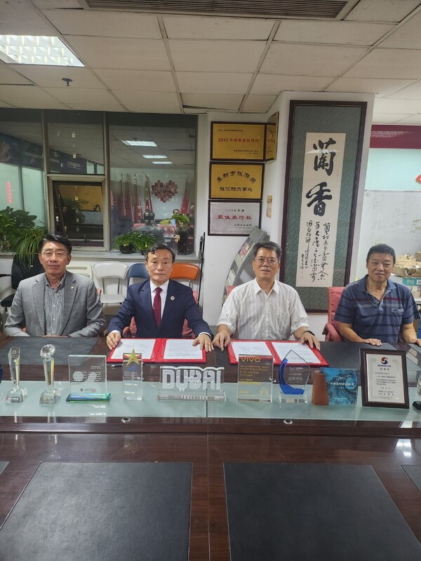 한중지역경제협회(회장 이상기)는 중국 관광객 유치 확대를 위해 중국 요령성 문화관광협회(회장 니천산)와 전략적 협력관계를 구축했다. 이상기 회장(왼쪽 2번째)과 니천산 회장(왼쪽 3번째)이 MOU를 체결하고 기념촬영을 하는 모습.