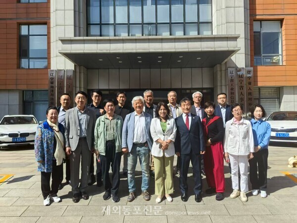 (첫줄 왼쪽부터) 조광휘 대표(두번째）, 한중미술협회 차홍규 회장（네번째）,지아구이펀 요령성 인민대외우호협회 상임 부회장（다섯번째), 한중지역경제협회 이상기 회장（여섯번째)이 요령성 인민대외우호협회 본부 앞에서 기념촬영을 하고 있다. [한중지역경제협회 제공] 