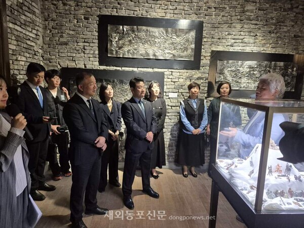 한중미술협회 차홍규 회장이 전시회 개막식 행사 후  중국 심양시 부시장, 더불어민주당 박정 의원, 심양 총영사관 관계자들에게 작품 소개를  하고 있다. [한중미술협회 제공]