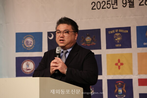 김현태 대통령실 재외동포담당관이 미주총연의 밤 행사에 참석해 인사말을 하고 있다.