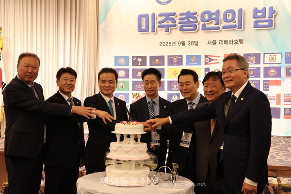 (왼쪽부터) 백창기 중남미한인회총연합회장, 송폴 미주총연 총괄정무수석, 임종성 전 의원, 서정일 회장, 고상구 세한총연 회장, 심상만 세한총연 명예회장, 이석로 캐나다한인회총연합회장이 케이크커팅을 하는 모습.
