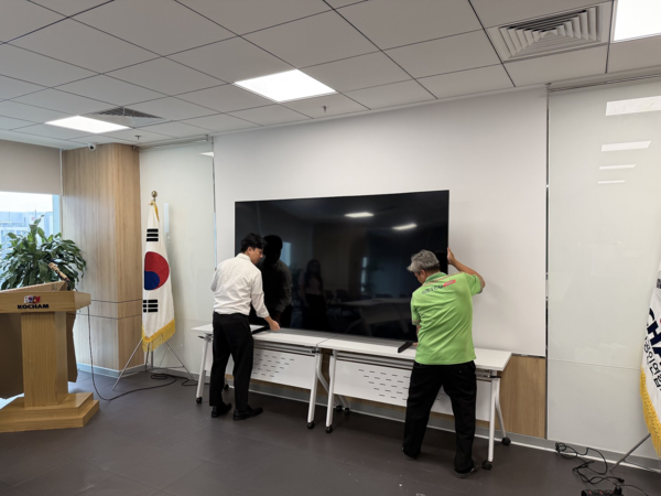 베트남 코참연합회는 지난 26일, 삼성전자 호치민 법인이 코참센터 내 KOAS 세미나룸에 최신형 98인치 TV를 기증했다고 밝혔다. 이번 기증으로 노후된 장비를 교체하여 연합회 회의·세미나·포럼 운영 환경이 크게 개선될 전망이다.