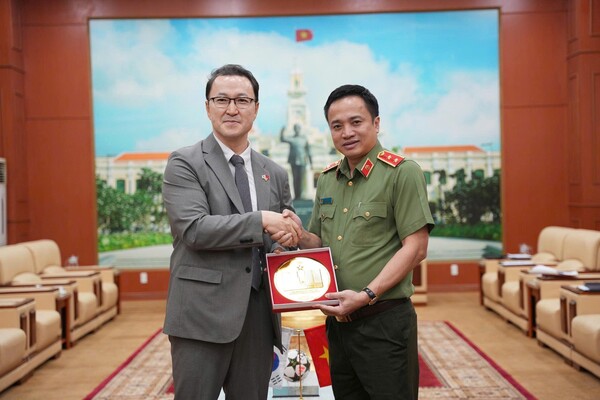 주호치민대한민국총영사관 권태한 총영사 대리(왼쪽)는 9월 24일 호치민시 공안청을 방문, 신임 Mai Hoang 호치민시 공안청장에게 취임 축하인사를 전하면서, 총영사관과 공안청의 변함없는 협력관계를 확인했다.