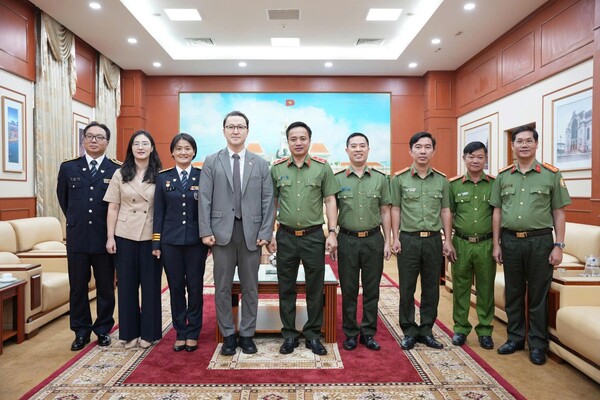 주호치민총영사관이 호치민시 공안청을 방문, 신임 Mai Hoang 공안청장에게 취임 축하인사를 전하고 기념촬영을 하고 있다.