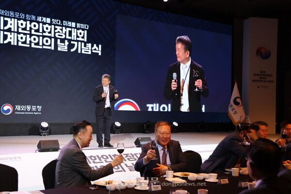 김이중 민단 단장의 건배사 모습.