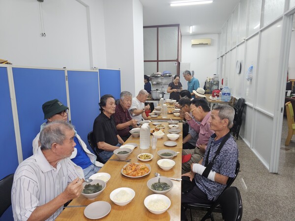 회원들의 얼굴에 웃음이 가득한 노인회 식당의 식사시간 풍경