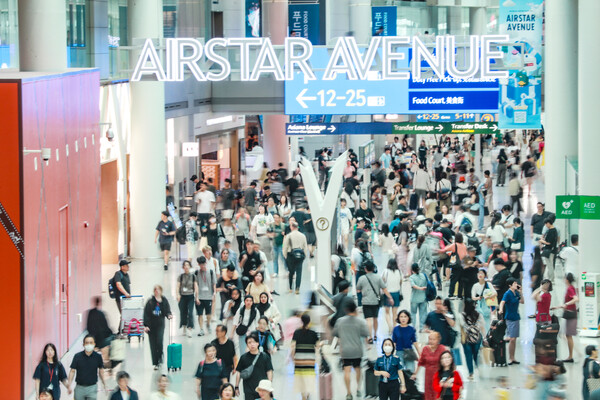 올 추석연휴(10.2~12, 11일간) 인천공항 이용 여객 예측치는 총 여객 기준 245만 3천명, 일평균 기준 22만 3천명으로 전망됐다. 사진은 인천공항 여객터미널 전경