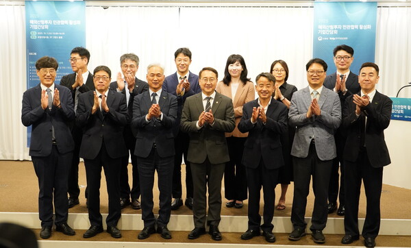 산림청은 해외투자 관심기업, 학계, 국제기구 등 관련분야 전문가 100여 명이 참석한 가운데, 10월 1일 서울 로얄호텔에서 '탄소중립 실현을 위한 해외산림투자 민관협력 활성화'를 주제로 기업 간담회를 개최했다.