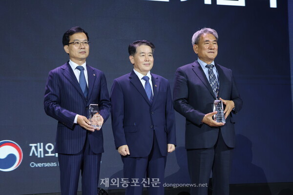 김경협 재외동포청장이 현덕수ㆍ고탁희 '2025 세계한인회장대회' 공동대회장에게 감사패를 전달한뒤 함께 기념촬영을 하고 있다. [황복희 기자] 