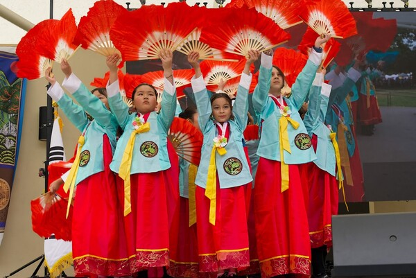 '2025한국의 날 페스티벌'에서  어린이들이 부채춤을 추고 있는  장면