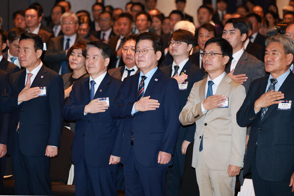 이재명 대통령이 10월2일 서울 광진구 그랜드워커힐서울 호텔에서 열린 제19회 세계한인의 날 기념식에서 참석자들과 국기에 경례하고 있다. (앞줄 왼쪽부터)고상구 세계한인총연합회장, 김경협 재외동포청장, 이 대통령, 고탁희 중국한인회총연합회장, 현덕수 러시아·CIS한인회총연합회장.  [연합뉴스]