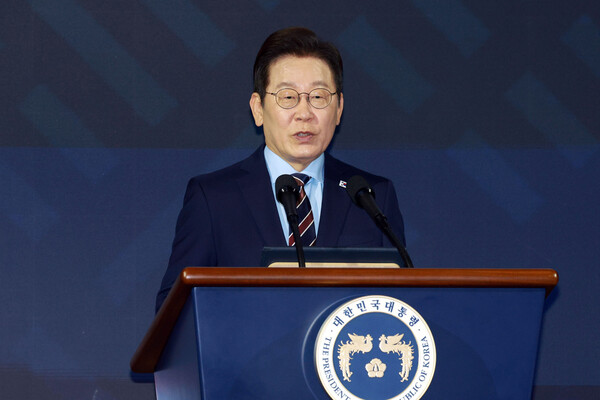 이재명 대통령이 2일 서울 광진구 그랜드워커힐서울 호텔에서 열린 제19회 세계한인의 날 기념식에서 기념사를 하고 있다. [연합뉴스]