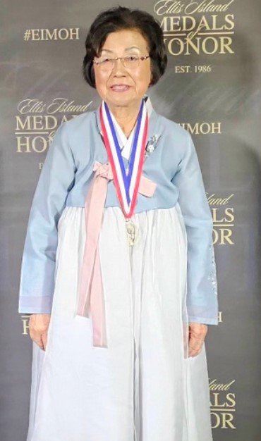 유분자 소망 소사이어티 이사장. 올해 5월 미국의 엘리스 아일랜드 아너스 소사이어티(EIHS)가 수여하는 엘리스 아일랜드 상을 수상한 모습.