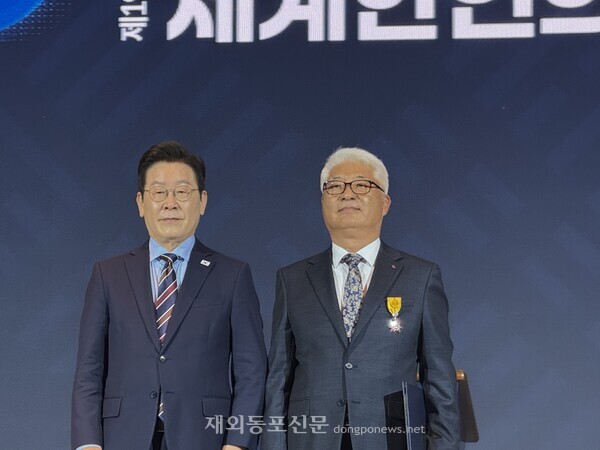 이재명 대통령이 이경윤 동부자바한인회 고문에게 국민포장을 수여한뒤 기념촬영을 하고 있다.
