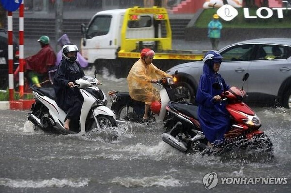 태풍 '부알로이'가 베트남 북부·중부를 3일 간 강타하면서 사망 29명, 실종 22명, 부상 140여 명의 인명피해가 발생한 것으로 파악됐다. [AP연합뉴스]