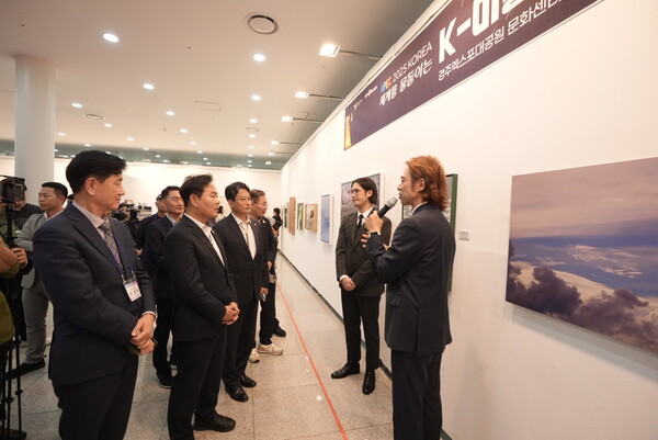 14일 간 열리는 이번 기획전은 경북을 대표하는 지역 출신 예술인과 전국에서 활동 중인 유망 미술작가, 그리고 배우·가수 등 초청 연예인 작가들이 함께 모여 창작 역량을 선보이는 무대가 될 것으로 보인다. 