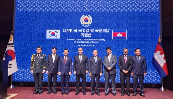 10월 1일 개최된 국경일 리셉션에는 헹 추온 나론 부총리 겸 교육청소년체육부장관과 훈 마니 공무부장관 등 캄보디아 주요 인사들과 몽 릿띠 그룹 회장 들을 비롯한 재개 주요 인사들도 여럿 참석하였다. [박정연 재외기자]
