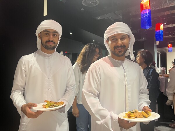 주아랍에미리트 한국문화원(원장 이용희)은  지난 3일 최근 민족 최대 명절인 추석을 맞아 한국 교민들과 현지인들이 함께 모여 한국의 전통문화를 체험하고 즐길 수 있는 ‘추석장터(Souq Chuseok)’를 열었다고 밝혔다. 이번 행사에서는 참가자들이 직접 송편과 전을 빚고 부치는 과정을 체험하는 한편, 미리 준비된 전통 명절 음식인 전, 비빔밥, 송편 등을 시식하며 한국 고유의 맛과 정취를 느낄 수 있는 기회를 가졌다.이용희 원장은 “추석은 한국의 가장 중요한 전통 명절 중 하나로, 아부다비 시민들과 그 의미를 함께 나눌 수 있어 매우 기쁘다”며 “이번 ‘추석장터’를 통해 한국 교민 사회와 아랍에미리트 현지인 모두가 한국의 명절 문화를 직접 체험하고, 세대를 아우르는 가족적 유대와 조화의 정신을 함께 나눌 수 있기를 바란다”고 밝혔다.​​​​​​​​​​​​​​한편  이날 아드넷에서 개최된  '2025 Milset Expo science international '대회 참석차 UAE를 방문한 한국의 세종시 전의중학교 학생들이  한국문화워크숍을 방문,  캘러그래피, 자개, 한글이름써주기 등에 참가해 행사의 의미를 더했다.