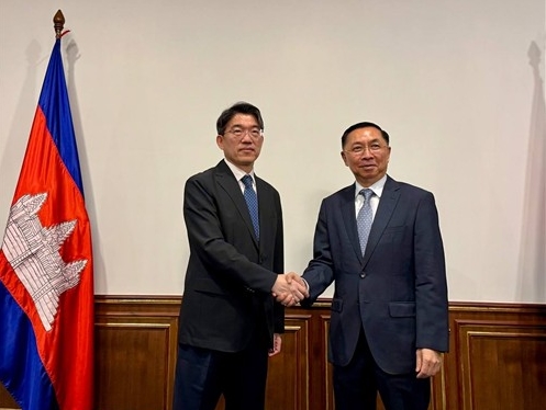 윤주석(왼쪽) 영사안전국장, 커 비셋 캄보디아 외교부 차관보.[외교부]