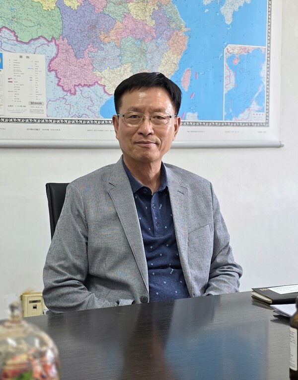 지난 9월 26일 중국 톈진시 소재 인성기전 사무실에서 본지와 인터뷰를 하고 있는 박후제 사장.