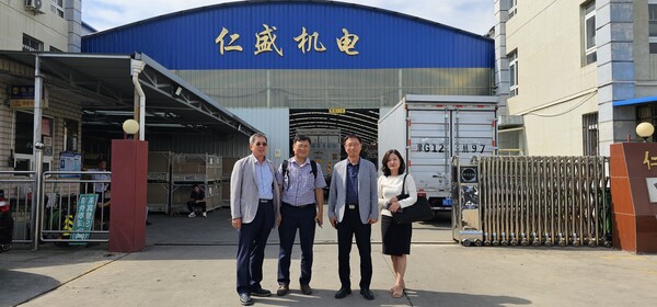 톈진시 인정기전 앞에서(사진 왼쪽 부터 신원칠 서봉전자 사장, 박철의 재외동포신문 대표, 박후제 인성기전 사장, 이나연 재외동포신문 재외기자)