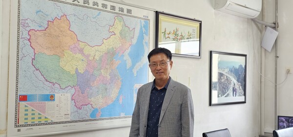 박후제 인성기전 사장이 사무실에 걸려 있는 중국지도 앞에서 한국 중소기업의 글로벌시장 진출시 염두해야 할 사항을 설명하고 있는 모습.