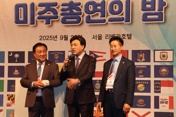지난 9월 29일 저녁 서울리베라호텔에서 개최된 '미주총연의 밤' 행사에서 김영근 재외동포협력센터장이 31대 미주총연 선거에 입후보한 서정일 후보(오른쪽)와 김만중 후보(왼쪽)를 소개하고 있는 모습.