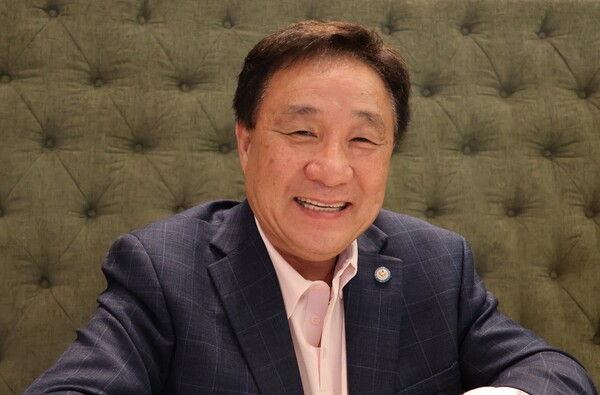 지난 10월 2일 서울 광장동 워커힐호텔에서 개최된 '제19회 한인의 날' 기념식 후 호텔 커피솝에서 본지와 인터뷰를 하고 있는 김만중 미주총연 회장 후보.