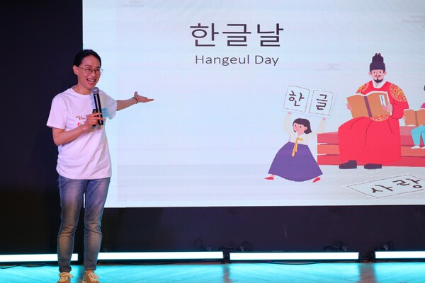 주남아공한국문화원이 개최한 한글날 기념식 행사에서 한글 강의를 하고 있는 장면