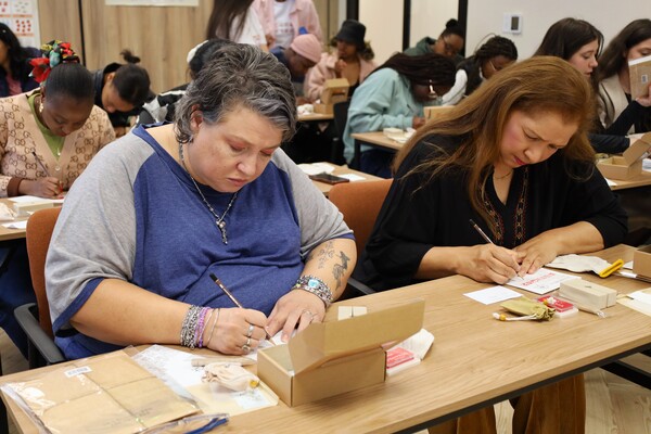 남아프리카공화국 현지인들이 한글 교육 등 한국문화체험을 하고 있는 장면