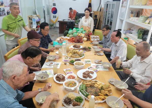 호치민 노인회 차례상 잔치의 풍경. 새벽부터 직접 부친 전과 갈비를 준비한 주옥자 회장(가운데 한복차림의 여성)과 정성스럽게 봉사하는 노인회원들의 모습은, 세상 어디에서도 보기 힘든 진정한 헌신 그 자체였다.