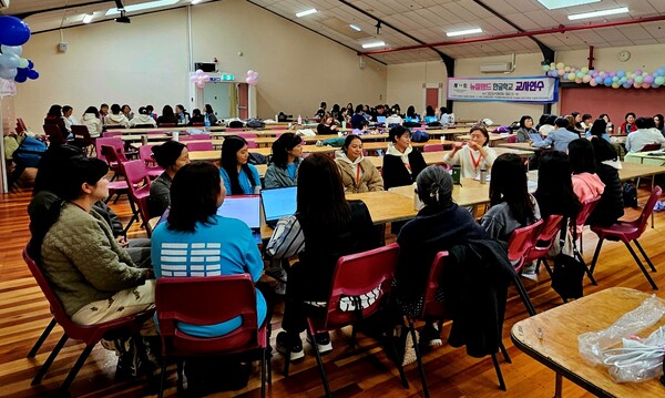 오세아니아 한글학교 교사연수 둘째날, 학년별 분임토의를 진행하고 있다. 