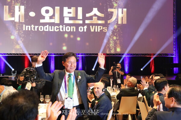 박종범 월드옥타 회장이 지난해 10월29일 Astria Center vienna에서 열린 비엔나엑스포 개막식에서 내외빈 소개 순서에 자리에서 일어나 참석자들의 환호에 반갑게 인사하는 모습.