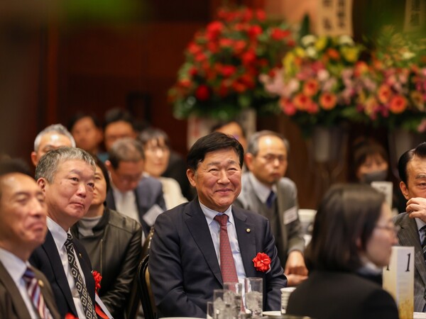 박종범 월드옥타 회장이 지난 3월 일본 후쿠오카에서 열린 재일본한국인총연합회 회장 이취임식에서 김석기 의원, 김이중 민단 단장 등 참석자들과 함께 한 모습.