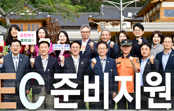 김민석 총리는 APEC 현장점검을 위해 경주를 방문, 이철우 경북지사와 함께 APEC 준비지원단, 경찰, 소방 공무원 등 근무 인력을 격려했다.