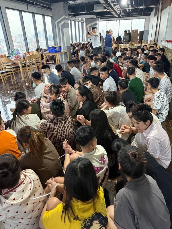 [참고사진] 지난 6월 캄보디아 정부의 일제 단속으로 범죄단지내에서 긴급 체포된 현지 온라인 사기 조직원들의 모습. 당시 단속으로 한국인뿐만 아니라, 중국인과 인도네시아, 대만 등 다양한 국적 출신 범죄자들이 다수 검거되어 추방되었다. [캄보디아경찰당국]