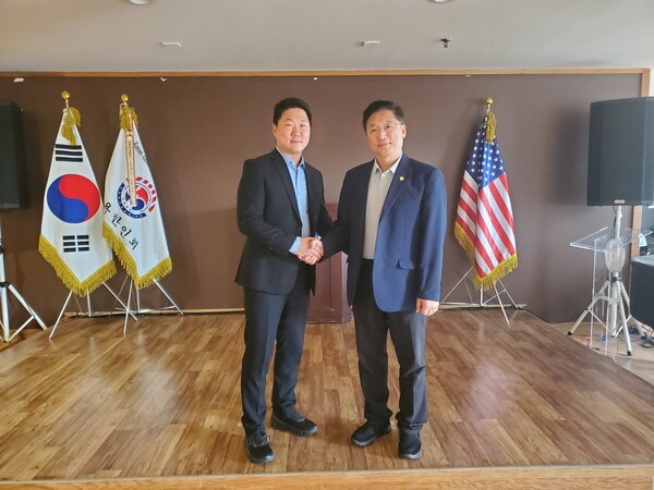 이명석 회장(우측)이 뉴욕한인회를 방문한 임대혁 부민병원 미래전략실장을 만나 업무협조를 논의했다.