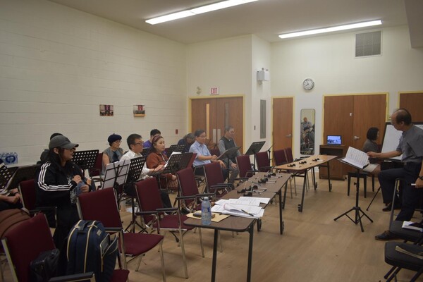 캐나다 토론토의 한 연습실에서 창작 리딩 뮤지컬 에 출연하는 합창단원들이 공연 준비에 몰두하고 있다.