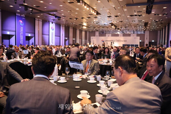 ‘2025 세계한인회장대회’ 개회식에 참석한 전세계 67개국 한인회장 등이 지역별로 자리를 함께 한 모습.  