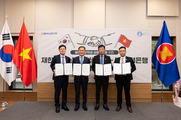 NH농협은행은 지난 15일 종로구 소재 주한베트남대사관에서 재한베트남유학생총회와 베트남 유학생의 금융지원 강화를 위한 업무협약을 체결했다. (왼쪽부터) 조장균 농협은행 외환사업부장, 엄을용 농협은행 기업금융부문 부행장, 부 호(VU HO) 주한베트남대사, 응우옌 쩐 흥(Nguyen Tran Hung) 재한베트남유학생총회 회장.