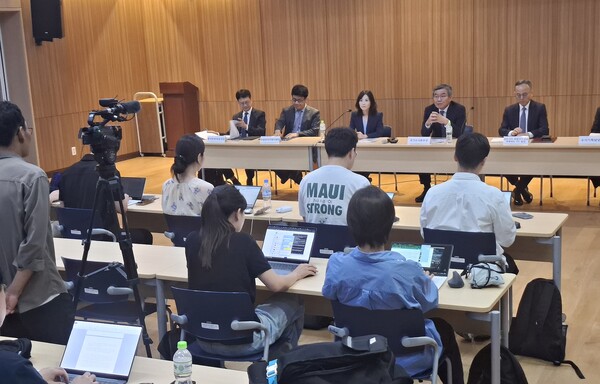 지난 10월 18일 오후 8시(현지시각) 주캄보디아한국대사관에서 열린 기자 브리핑. 국내 주요 언론매체 기자들이 다수 참석한 가운데 기자회견이 열렸다. [박정연 재외기자]