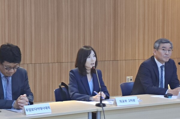 김진아 외교 2차관(가운데)이 기자들의 질문에 답변하고 있다. [박정연 재외기자]