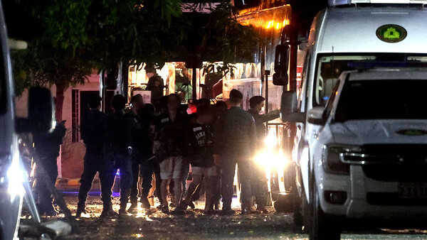 캄보디아 온라인 사기 조직에 가담해 구금됐던 한국인 64명이 17일 밤(현지시간) 프놈펜 구(舊) 국제공항 인근 이민청 구금시설에서 나와, 국내 송환을 위한 전세기 탑승에 앞서 수송버스에 오르고 있다. [연합뉴스]