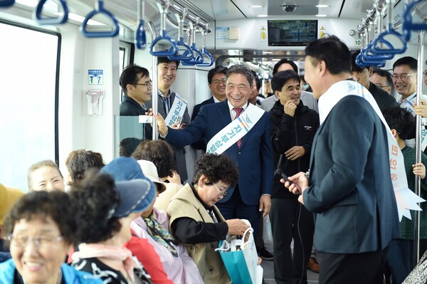 지난 17일 용유역에서 열린 ‘인천공항 자기부상열차 운영재개 기념행사’에서 인천국제공항공사 이학재 사장(사진 가운데)이 자기부상열차에 탑승해 운영상황을 점검하고 있다.